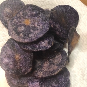 紫ジャガイモのチップス